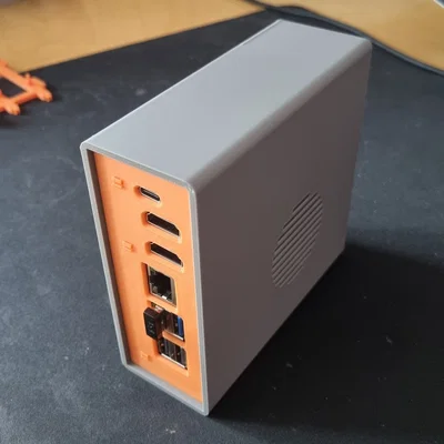 Vỏ case Raspberry Pi 5 + Pimoroni NVMe Base với cổng kết nối phía sau