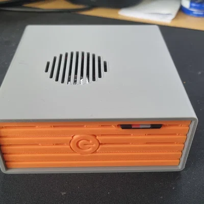 Case Raspberry Pi 5 + Pimoroni NVMe Base – Cổng kết nối phía sau và khe cắm thẻ SD