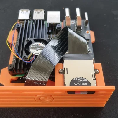 Case Raspberry Pi 5 + Pimoroni NVMe Base – Cổng kết nối phía sau và khe cắm thẻ SD