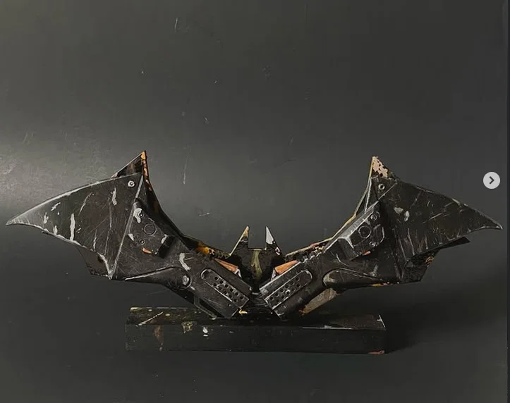 Mô hình Batarang kiêm biểu tượng ngực Batman từ phim The Batman - Image 2