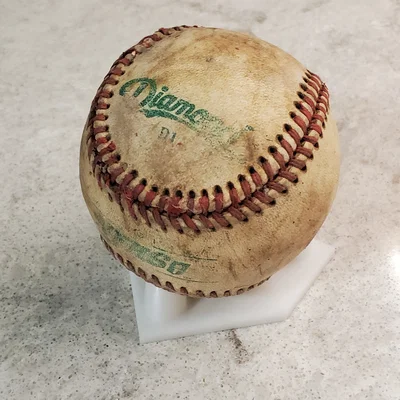 Đế trưng bày bóng chày hình Home Plate thiết kế 3D độc đáo