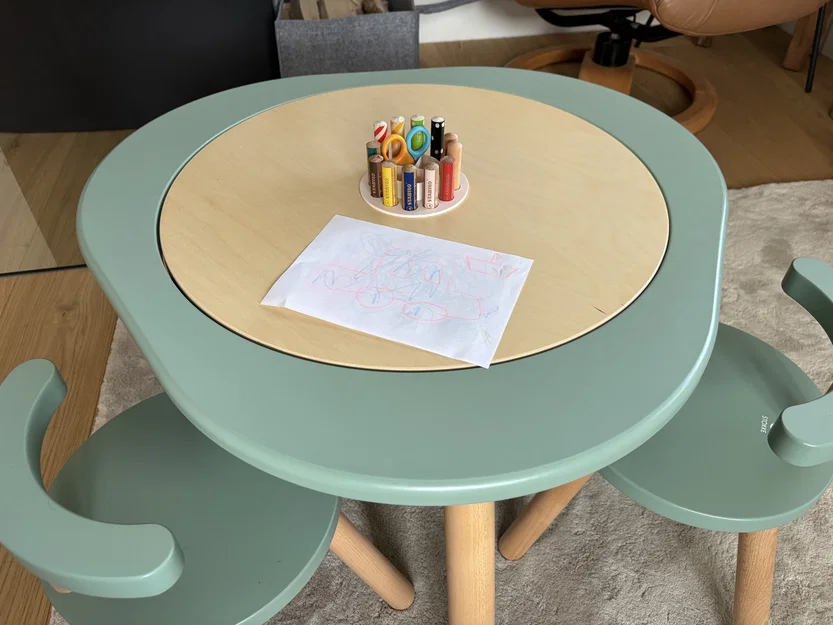 Ống cắm bút Stokke MuTable V2 – Phụ kiện in 3D tiện ích cho bàn chơi của bé - Image 1