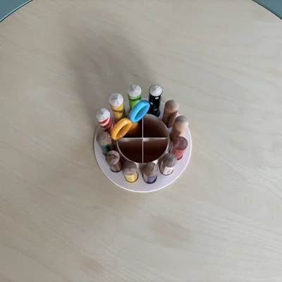 Ống cắm bút Stokke MuTable V2 – Phụ kiện in 3D tiện ích cho bàn chơi của bé