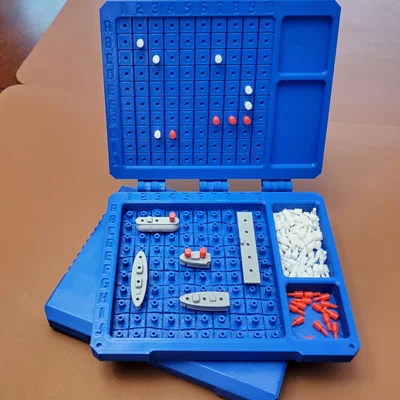 Trò chơi Hải chiến (Battleship) với Hộp đựng: Phiên bản Tiếng Anh & Cyrillic