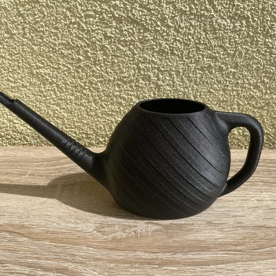 Bình tưới cây có họa tiết kẻ sọc