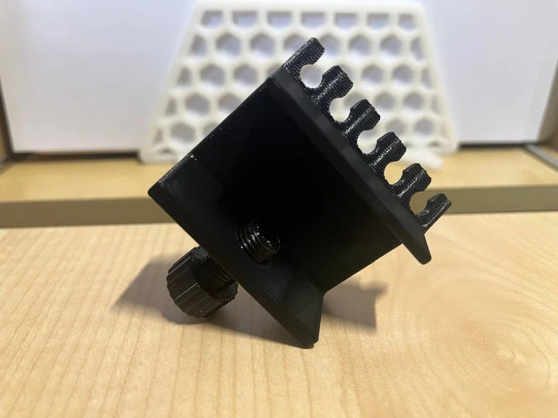 Kẹp Giữ Dây Cáp Nhỏ Gọn Để Bàn - Image 1