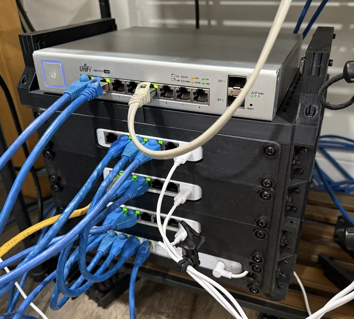 Tủ Rack 10 inch r2 (Có thể chồng tầng, vách hông, tay cầm, chân đế tăng chỉnh) - Image 2