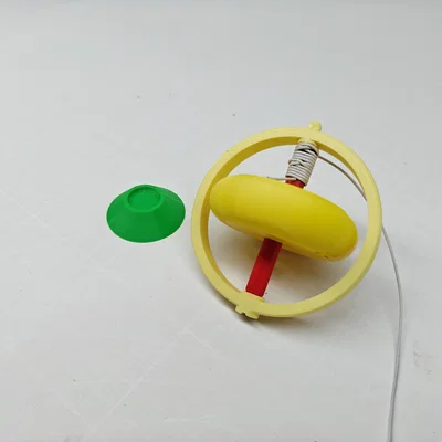 Con quay cân bằng xoay trên đầu bút và dây
