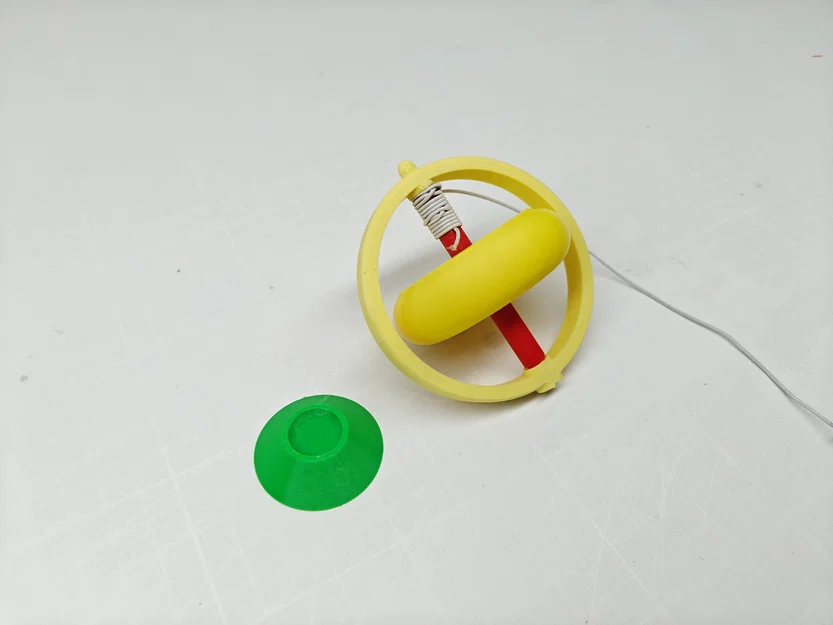 Con quay cân bằng xoay trên đầu bút và dây - Image 3