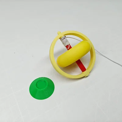 Con quay cân bằng xoay trên đầu bút và dây