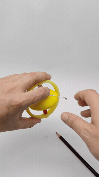 Con quay cân bằng xoay trên đầu bút và dây - Image 6