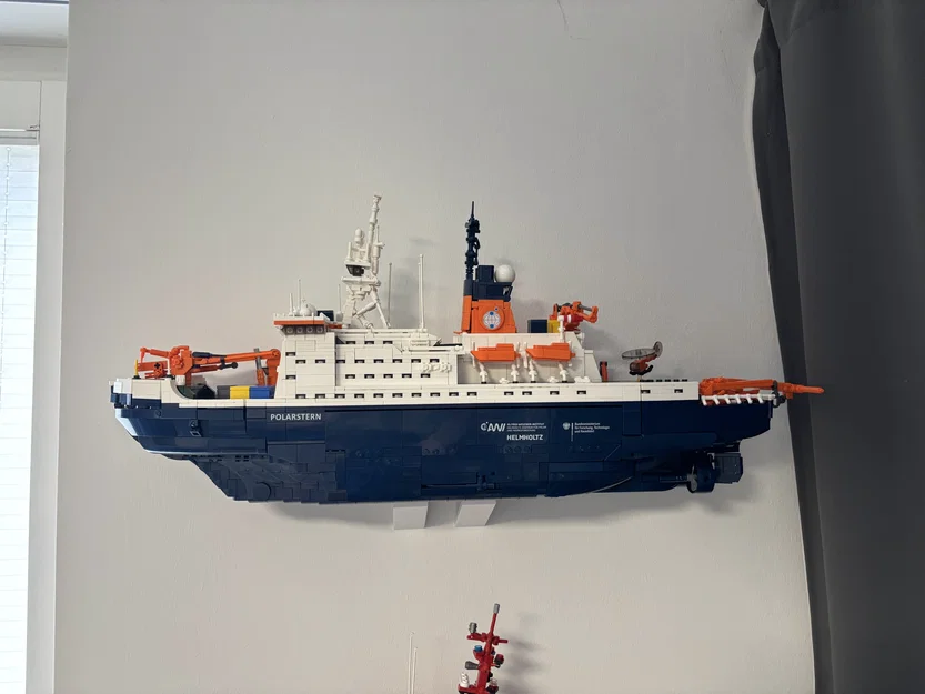 Giá treo tường cho mô hình BlueBrixx 108126 tàu nghiên cứu Polarstern - Image 1
