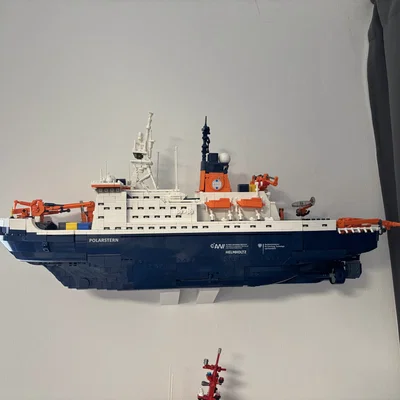 Giá treo tường cho mô hình BlueBrixx 108126 tàu nghiên cứu Polarstern