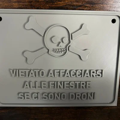 Biển báo cấm ló đầu ra ngoài: Cảnh giác drone