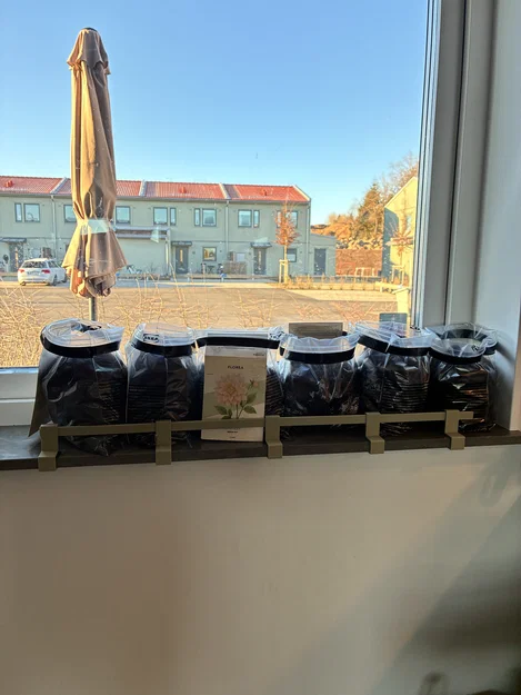 Hàng rào bảo vệ chậu cây trên bệ cửa sổ - Image 1