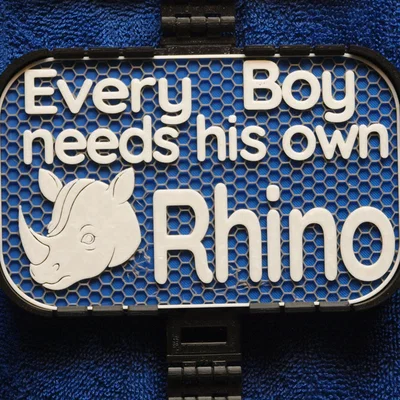 Bảng hiệu "Every Boy needs a Rhino" - Món quà tê giác cho bé