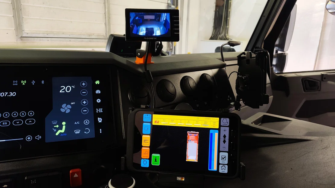 Bộ kit chuyển đổi vị trí máy tính bảng cho xe Tatra Force - Image 1