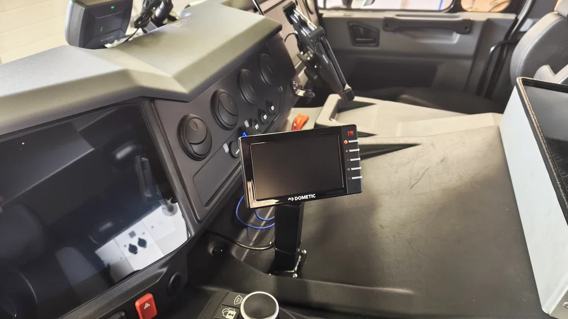 Bộ kit chuyển đổi vị trí máy tính bảng cho xe Tatra Force - Image 2