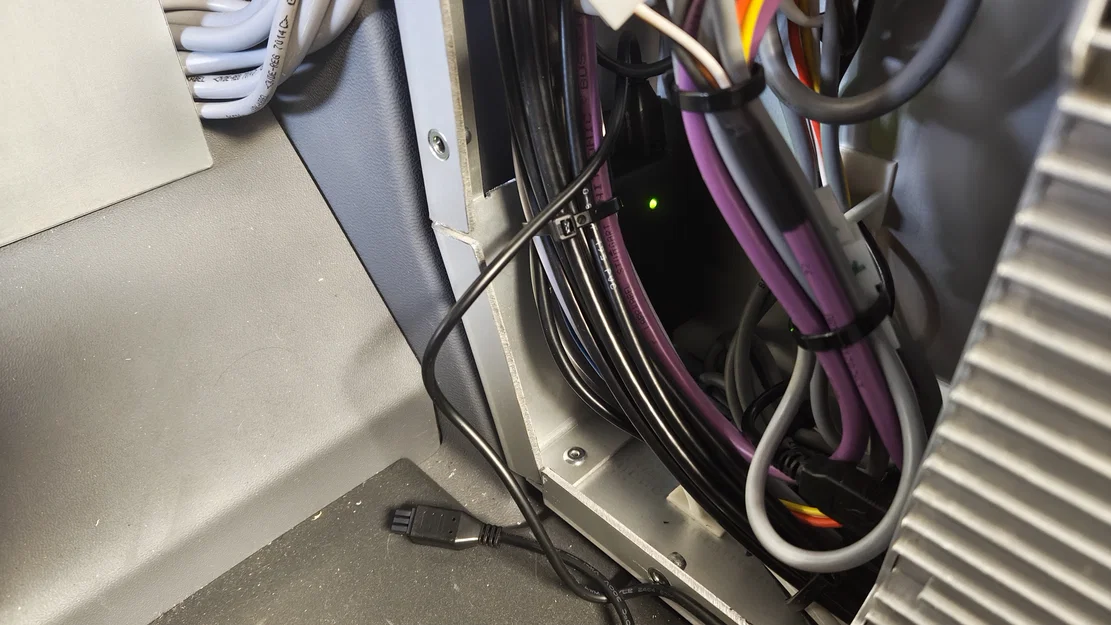 Bộ kit chuyển đổi vị trí máy tính bảng cho xe Tatra Force - Image 6