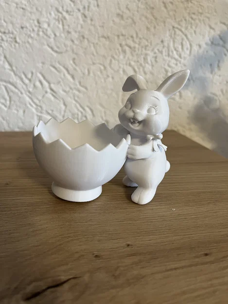 Chú thỏ Phục sinh tinh nghịch trong vỏ trứng nghiêng - Image 1