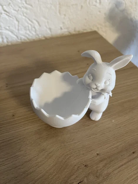 Chú thỏ Phục sinh tinh nghịch trong vỏ trứng nghiêng - Image 2