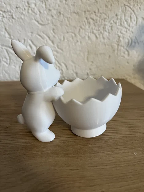 Chú thỏ Phục sinh tinh nghịch trong vỏ trứng nghiêng - Image 3