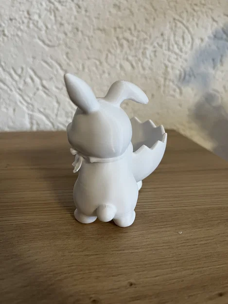 Chú thỏ Phục sinh tinh nghịch trong vỏ trứng nghiêng - Image 4