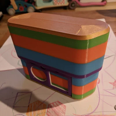 Hộp Đựng Bút Sáp Màu Crayola và Khuôn Vẽ Cho Bé