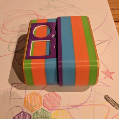Hộp Đựng Bút Sáp Màu Crayola và Khuôn Vẽ Cho Bé