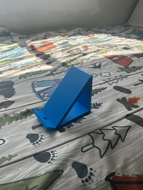 Đế dựng điện thoại để bàn 3D có tích hợp khe cắm sạc tiện lợi - Image 1