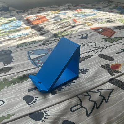 Đế dựng điện thoại để bàn 3D có tích hợp khe cắm sạc tiện lợi