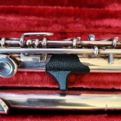 Đế đỡ ngón cái cho sáo ngang (Flute Thumbrest)