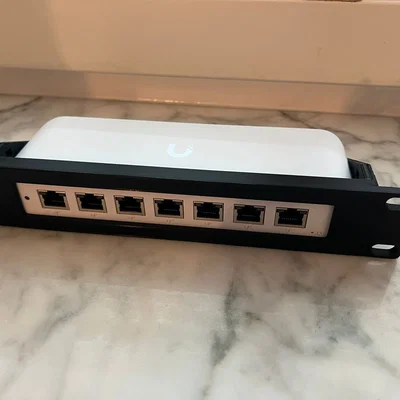 Ngàm gắn tủ rack 10-inch cho Unifi USW-Ultra