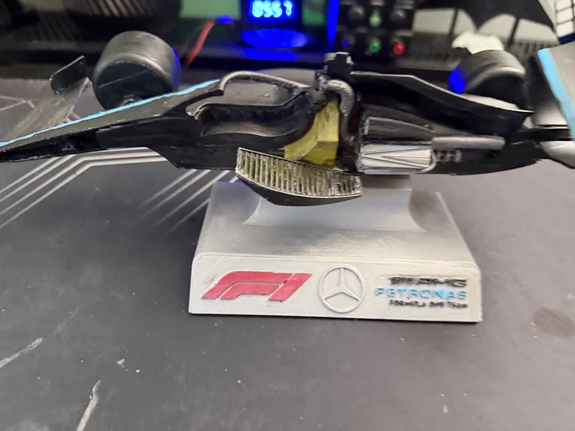 Mô hình xe đua Mercedes F1 (Chi tiết linh kiện bên trong) - Image 7