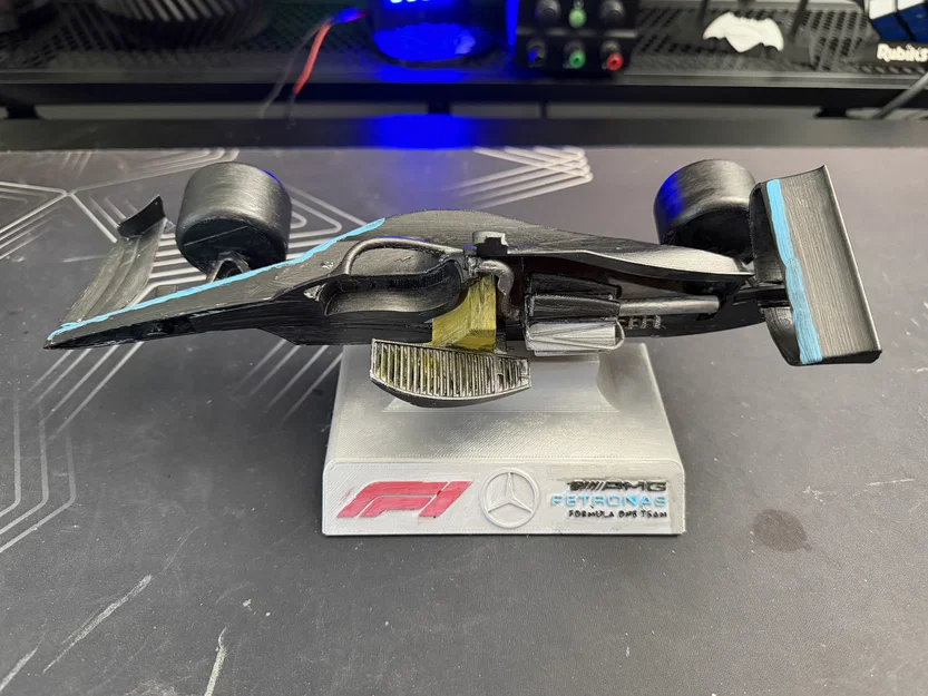 Mô hình xe đua Mercedes F1 (Chi tiết linh kiện bên trong) - Image 9