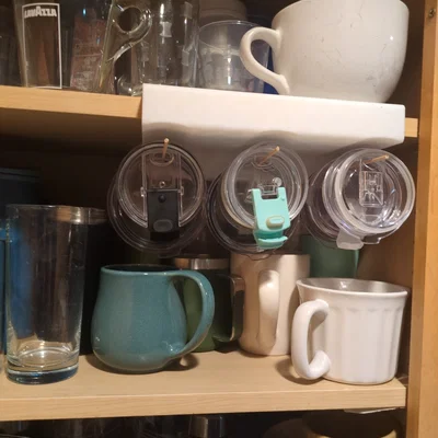 Giá treo nắp bình giữ nhiệt in 3D gọn gàng cho tủ bếp