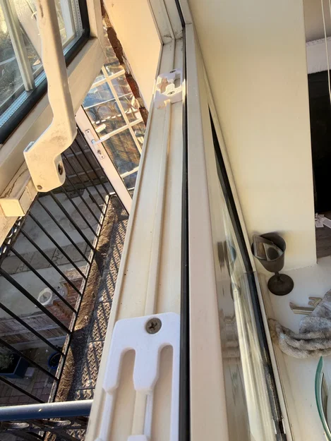 Pat kẹp khóa cửa sổ thay thế in 3D (Window lock/latch bracket) - Image 3