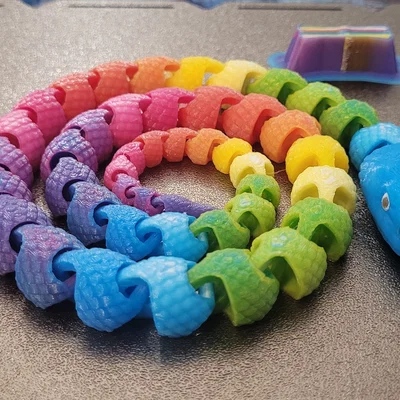 Mô hình rắn khớp nối có vảy đầy màu sắc