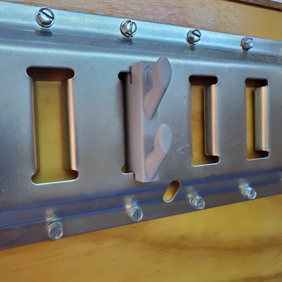 Móc treo kép E-Track: Giải pháp lưu trữ linh hoạt cho xe tải