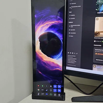 Chân đế đặt dọc cho màn hình Corsair Xeneon Edge