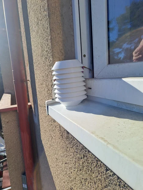 Đế gắn vỏ bảo vệ thiết bị đo thời tiết cho bậu cửa sổ - Image 1