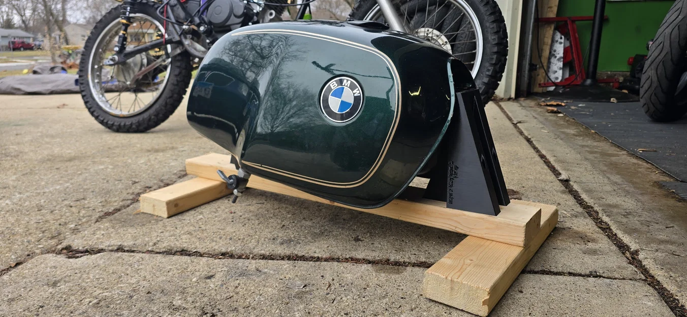 Đế đặt/Giá đỡ bình xăng BMW R100RS /7 Airhead in 3D - Image 1