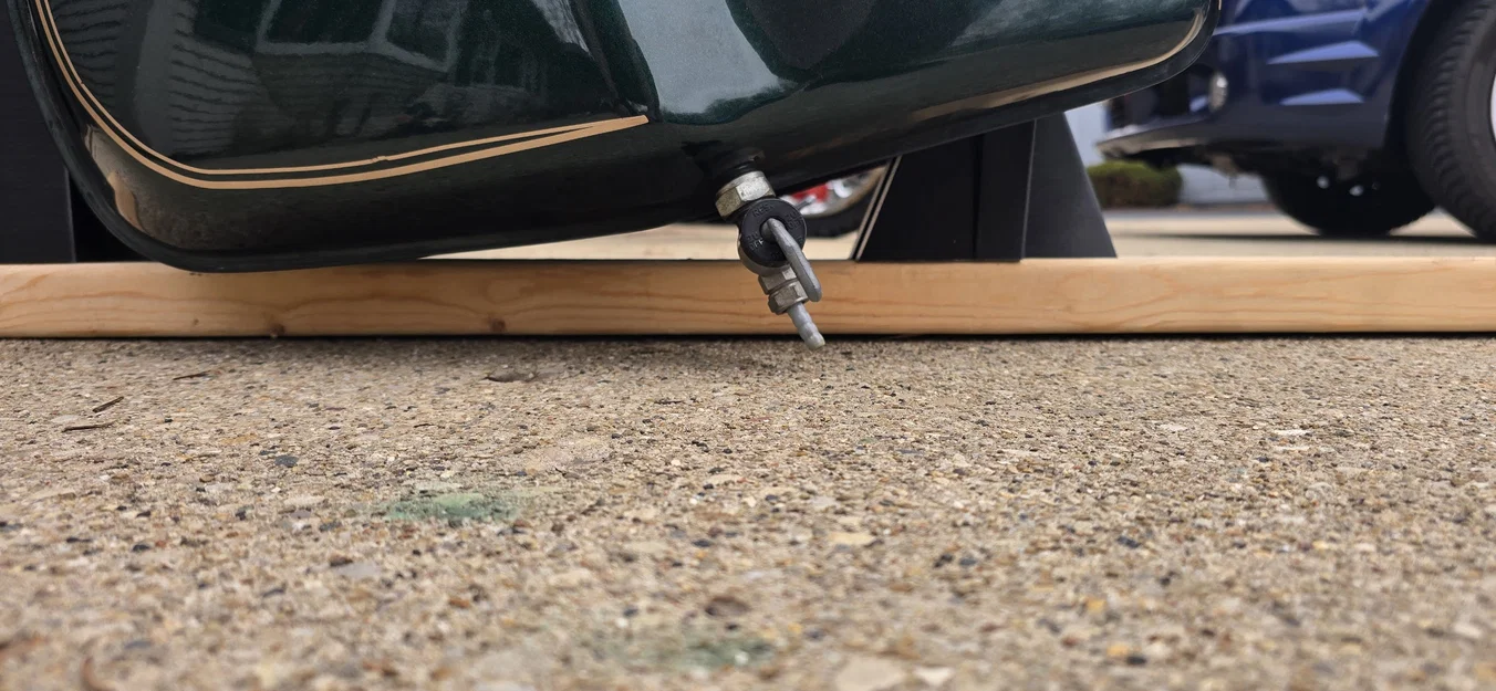 Đế đặt/Giá đỡ bình xăng BMW R100RS /7 Airhead in 3D - Image 5