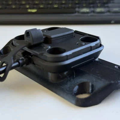 Ngàm gắn Garmin Zumo trên kẹp ghi-đông xe mô tô