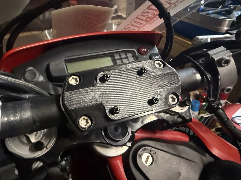 Ngàm gắn Garmin Zumo trên kẹp ghi-đông xe mô tô - Image 2