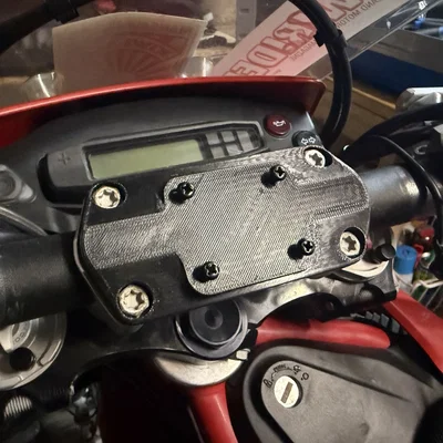 Ngàm gắn Garmin Zumo trên kẹp ghi-đông xe mô tô