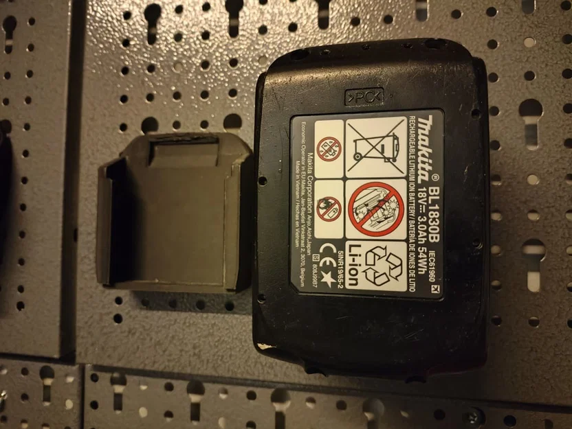 Giá đỡ pin Makita gắn bảng Euro pegboard - Image 1