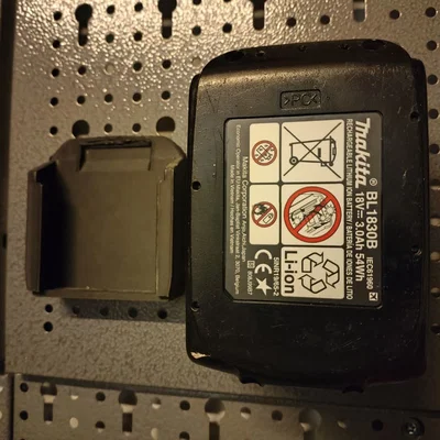 Giá đỡ pin Makita gắn bảng Euro pegboard