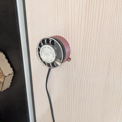 Giá treo tường 3D độc đáo cho thiết bị quay số cổ điển