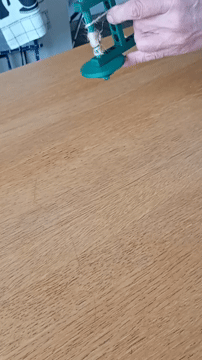 Con quay đồ chơi chạy bằng dây